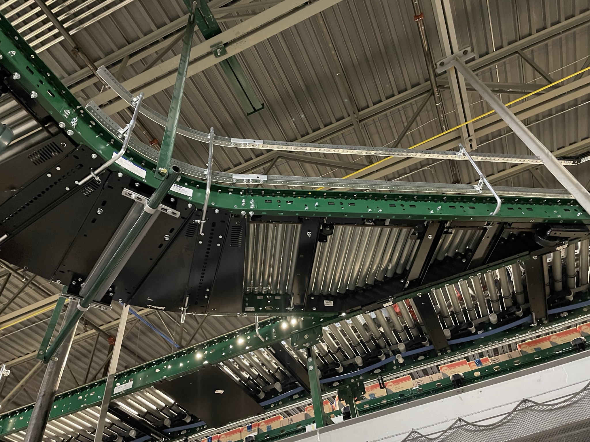 Overhead conveyor structure and rollers